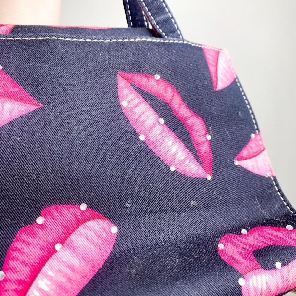 Kiss Lips Purse View 2